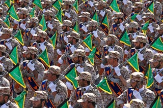 سربازان نگهبان انقلابی شبه نظامی ایران در طی یک رژه نظامی به یادگار با یادآوری سالگرد آغاز جنگ عراق و ایران 1980-88 راهپیمایی می کنند